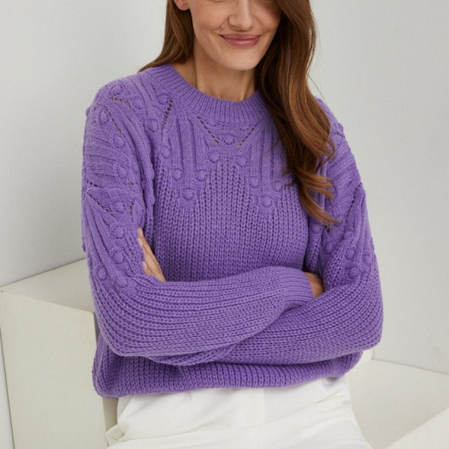 Pulover violet din tricot gros cu 20% Lana si 10% Mohair. Are linia umerilor lasata si model decorativ in partea superioara 
