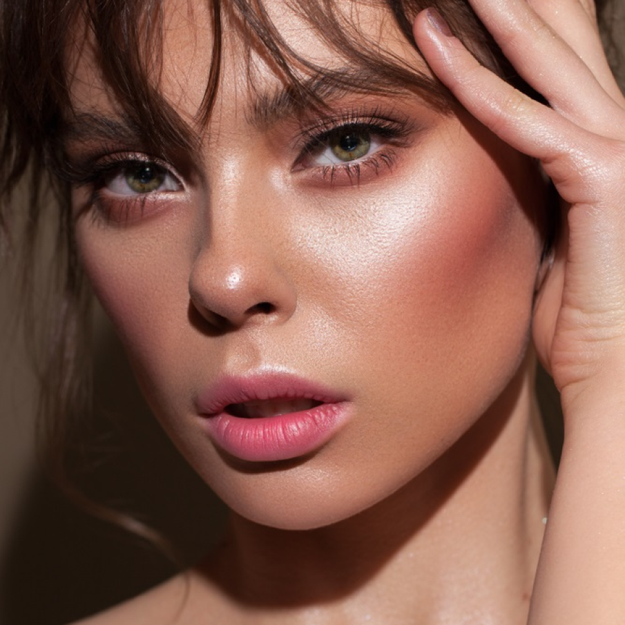 Tonurile pământii calde și neutre conferă luminozitate ochilor verzi 