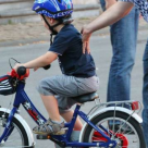 Cum îți înveți copilul să meargă pe bicicletă