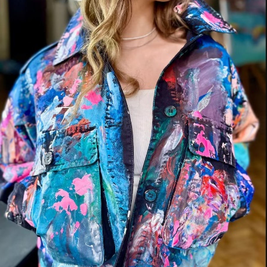 Jachetă cu mâneci căzute și aspect multicolor și modern de la Tessuto. Este pictată manual 