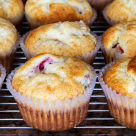 Brioșe cu căpșuni, o gustare numai bună de pus în pachetul de călătorii