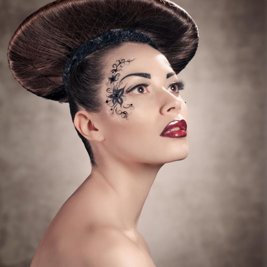 Coc tip disc si prins cu plasa, amplasat in crestetul capului 