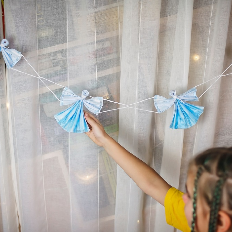 Ghirlandă de îngerași DIY confecționați din măști medicale de unică folosință