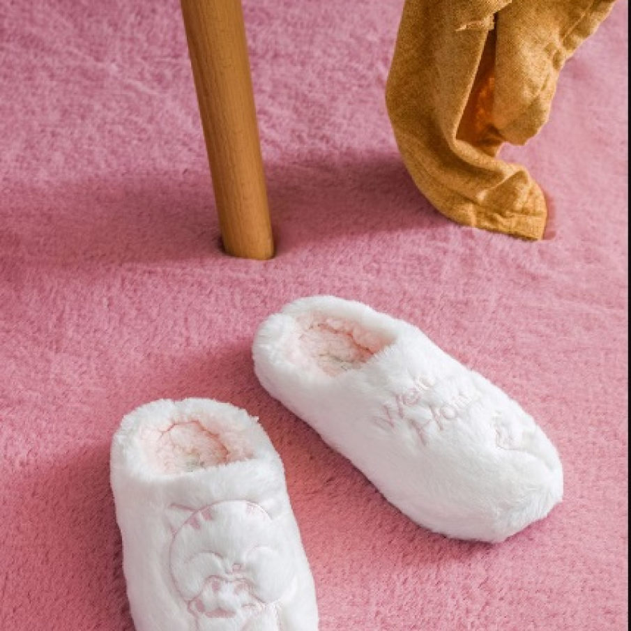 Papuci de casă din blană sintetică LC WAIKIKI în nuanță de alb murdar, în care picioarele tale se vor simți răsfățate și la căldură 