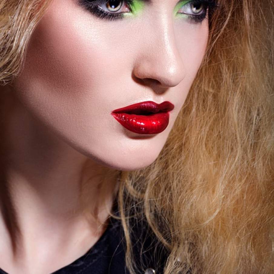 Machiaj de toamna dramatic, cu o atingere de verde crud in coltul inferior al ochilor