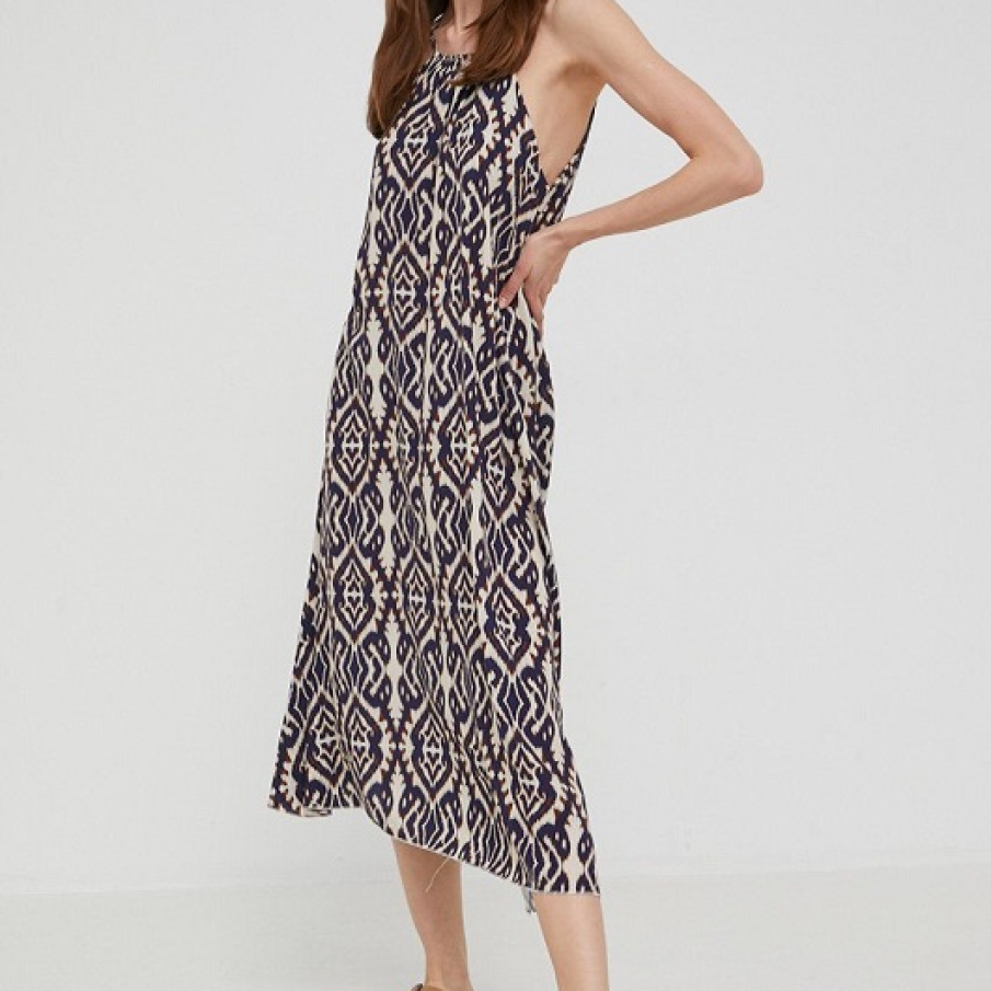 Rochie cu croială în trapez și decolteu halter. Are buton de fixare la spate și încrețituri decorative.