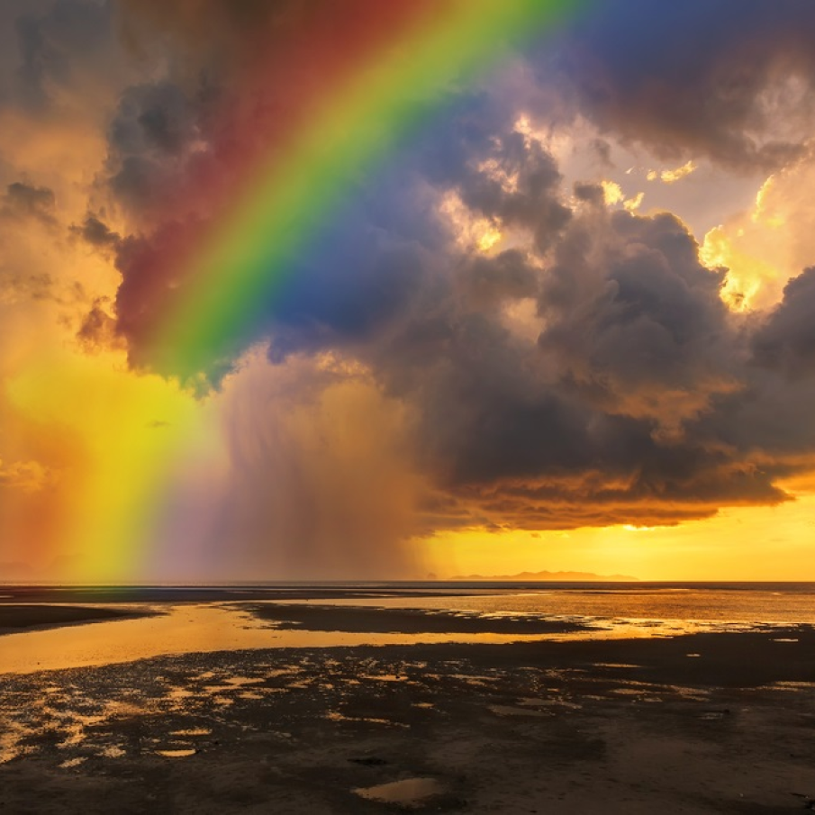 Curcubeu pe plajă în ceasul asfințitului 