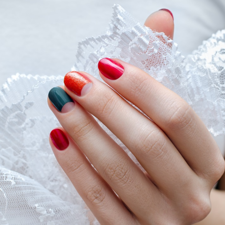 Manichiura multicolora Semiluna inversata poate fi si ea alegerea perfecta pentru manichiura de Craciun