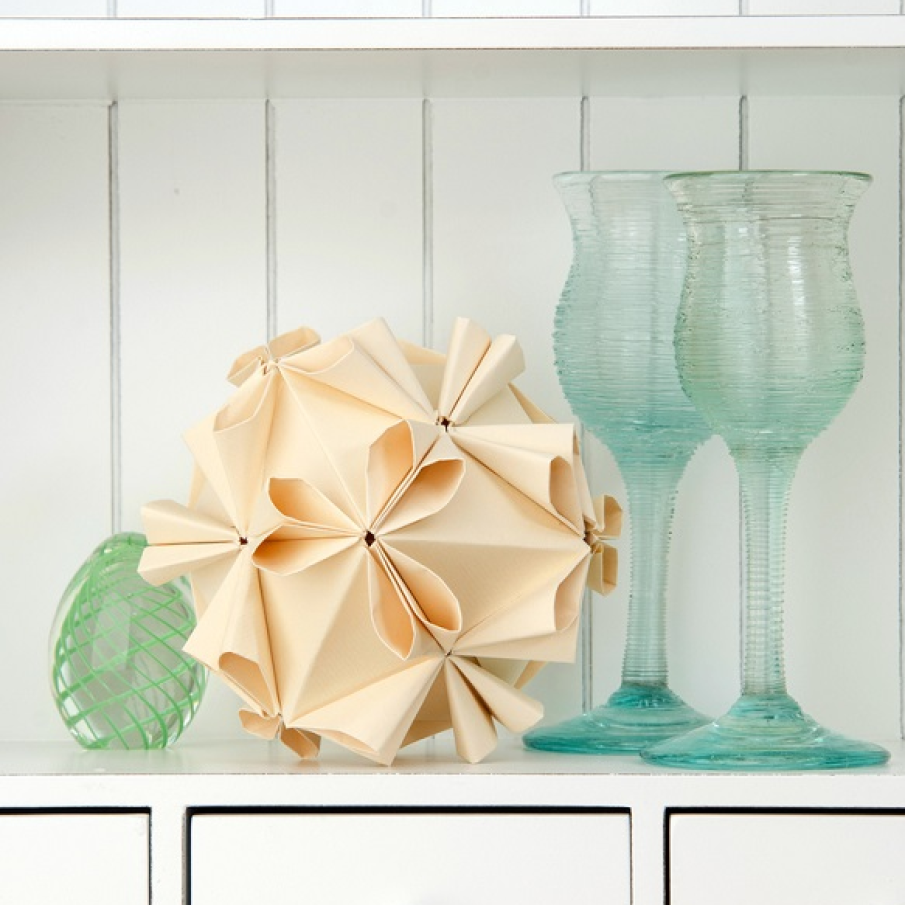 O floare Kusudama asezata la loc de cinste 