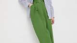 Pantaloni drepți și largi Sisley, cu talie înaltă și o mini curea, într-o superbă nuanță de verde. Sunt confecționați dintr-un material subțire, respirabil.  