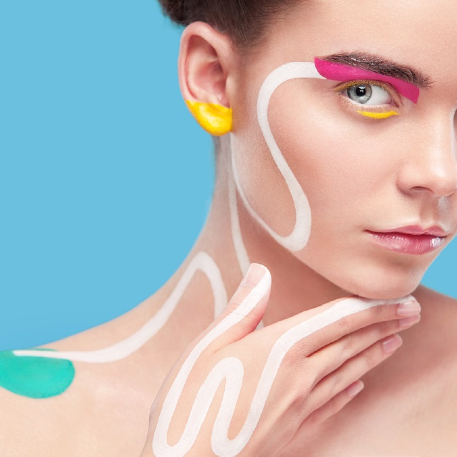 Dungi parțiale de galben trasate aparent ”neglijent” sub pleoapa inferioară a ochiului