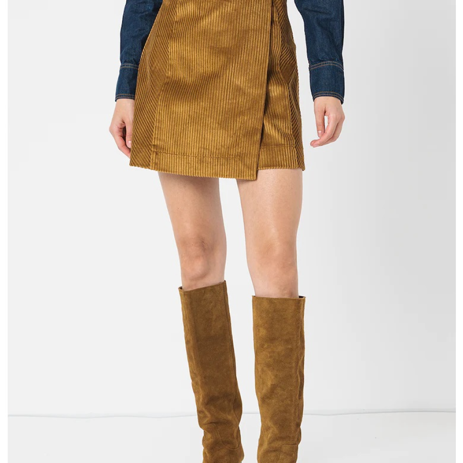 Fustă mini în nuanță de caramel, având croiala în A, confecționată dintr-un material cu striații 