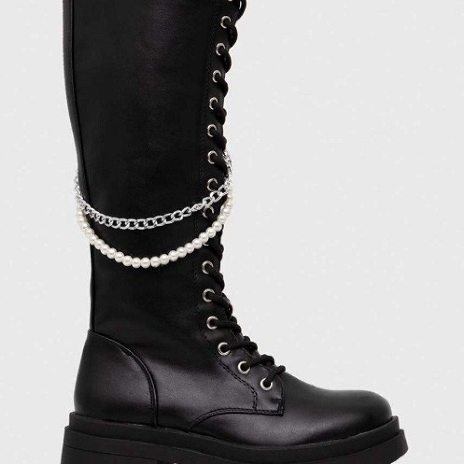 Cizme cu talpa groasă și toc scurt din colecția Answear Lab cu două șiruri de lanțuri, unul metalic, unul din perle false