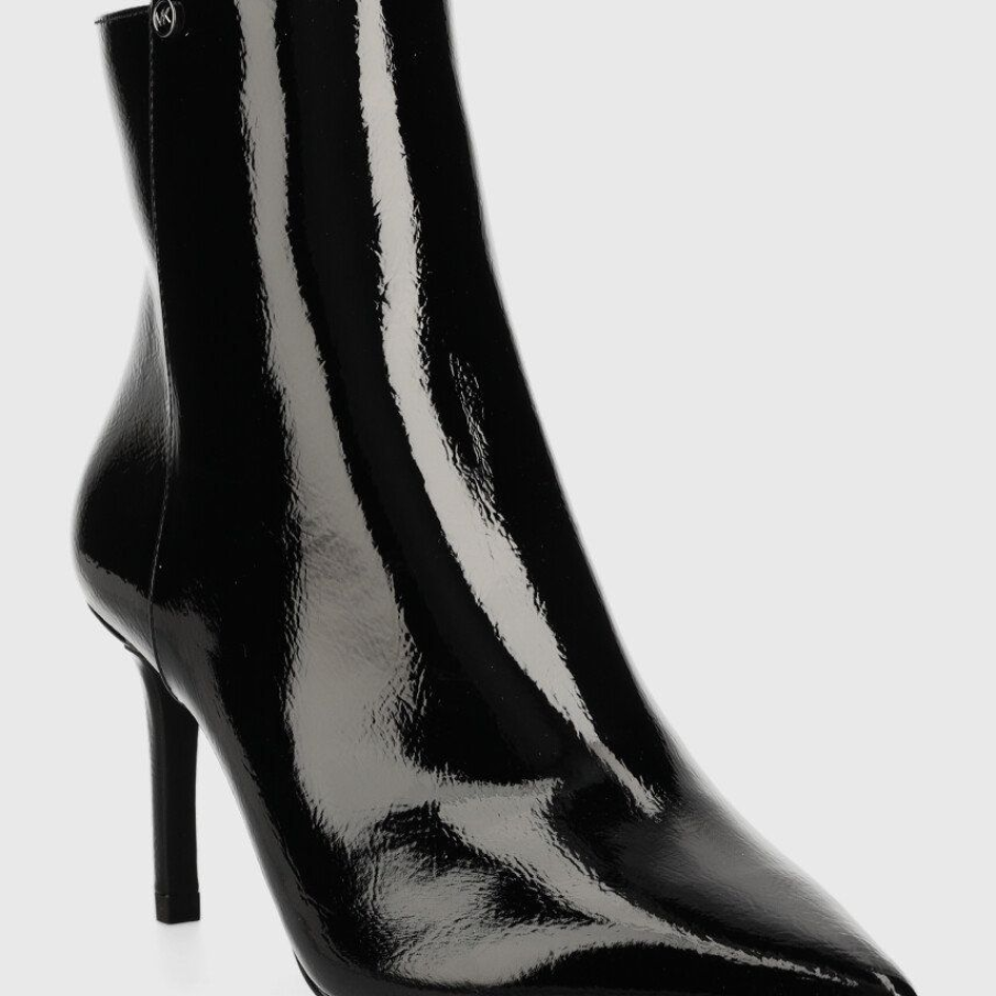 Botine din colecția MICHAEL Michael Kors confecționate din imitație de piele lăcuita, cu toc subțire și închidere cu fermoar
