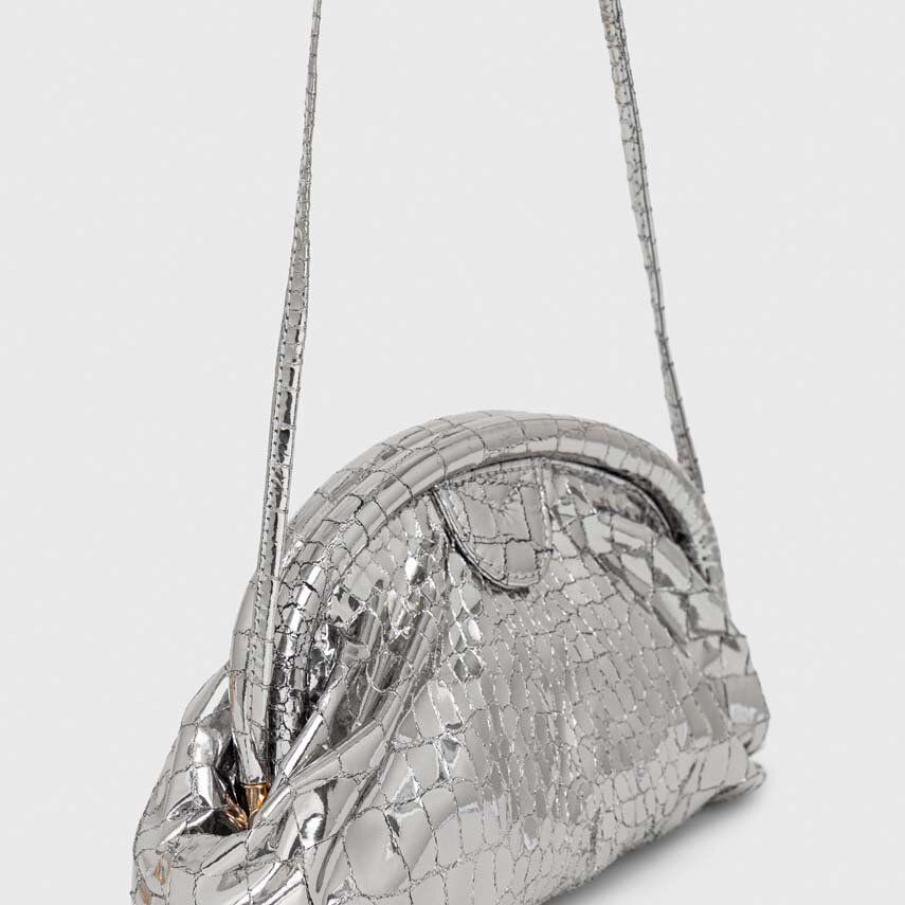 Poșetă mică de piele argintie, cu efect strălucitor, de metal topit. Face parte din colecția Gestuz