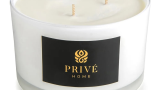 Lumânare parfumată din ceară de soia by Privé Home, cu timp de ardere de 45 h. Notele de vârf ale parfumului sunt: lemn de cedru, patchouli, iar cele de bază vanilie, ambră, mosc