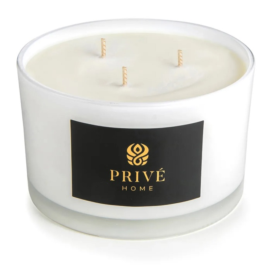 Lumânare parfumată din ceară de soia by Privé Home, cu timp de ardere de 45 h. Notele de vârf ale parfumului sunt: lemn de cedru, patchouli, iar cele de bază vanilie, ambră, mosc