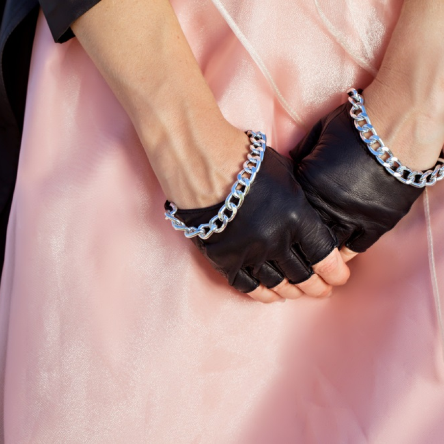 Brățări din lanțuri: Foarte des în sezonul de toamnă -iarnă 2021/2022, zalele supradimensionate fac parte și din suita altor accesorii