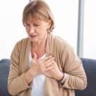 Infarctul la femei NU se manifestă ca la bărbați. 6 semne ignorate de prea multe