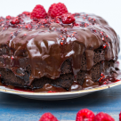 Tort Vegan de ciocolata cu avocado si zmeura