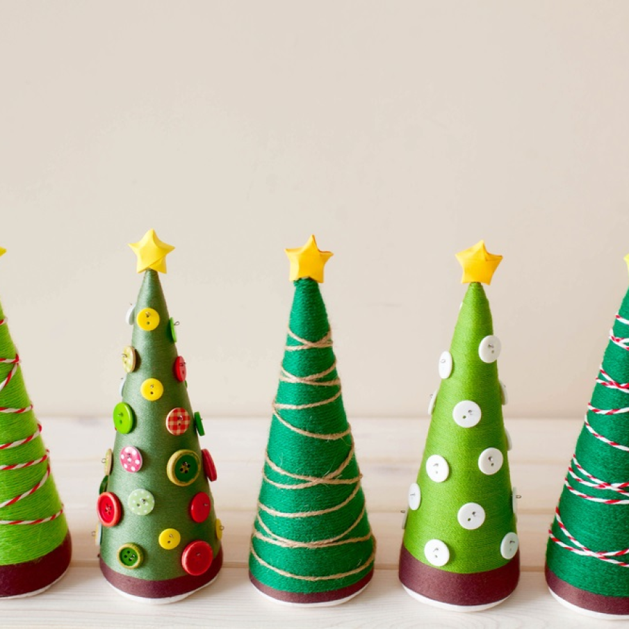 Brăduți conici de Crăciun, realizați din carton și decorați cu ață colorată, sfoară și nasturi