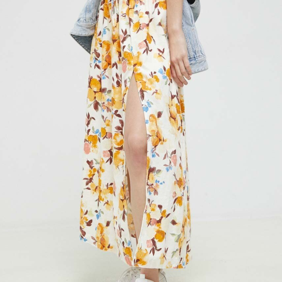 Fustă bej din în Abercrombie & Fitch cu bandă elastică în talie, șliț pe un picior și buzunare oblice 