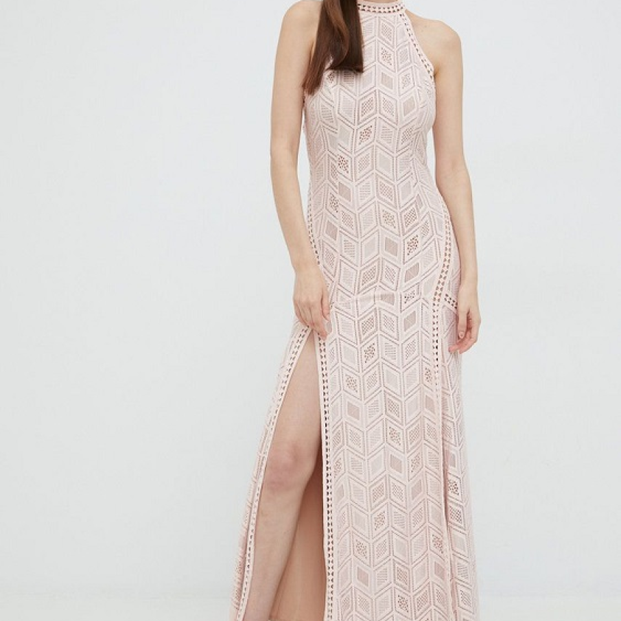 Rochie maxi mulată, cu guler tip halter, confecționată dintr-un material decorativ superb, nude, cu dublură. Are crăpătură pe un picior și spatele gol.