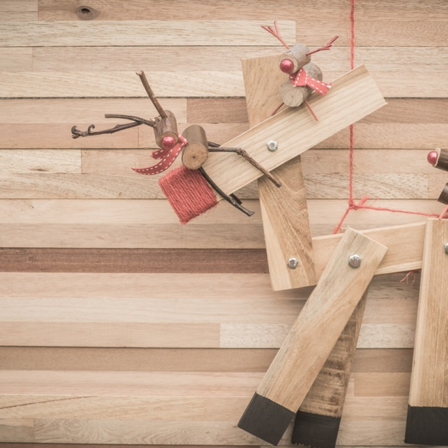 Renul Rudolf realizat manual din bucăți de lemn finisat 
