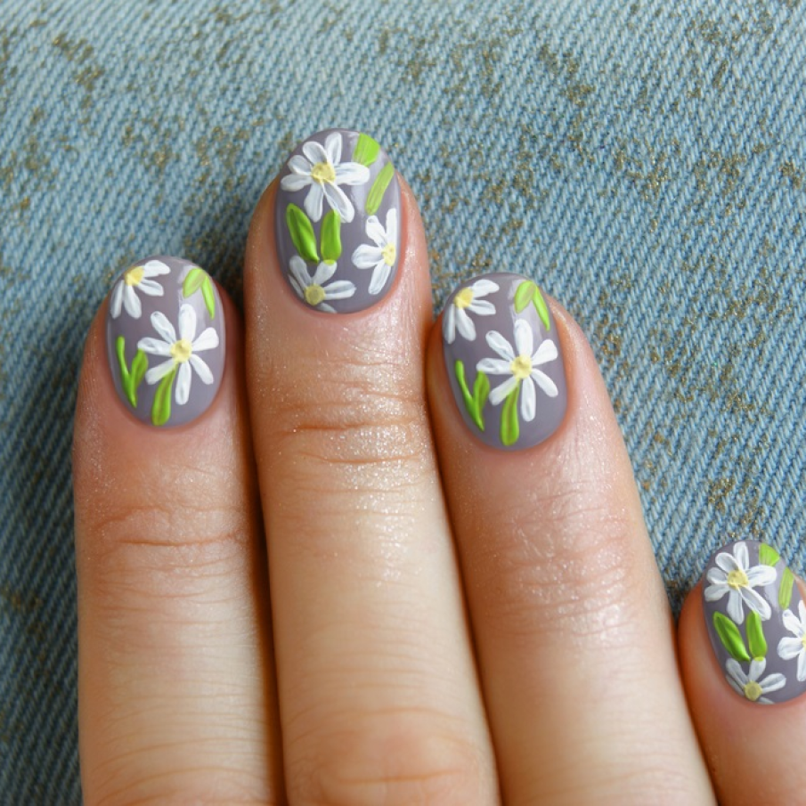 Arta pe unghii cu flori de musetel 
