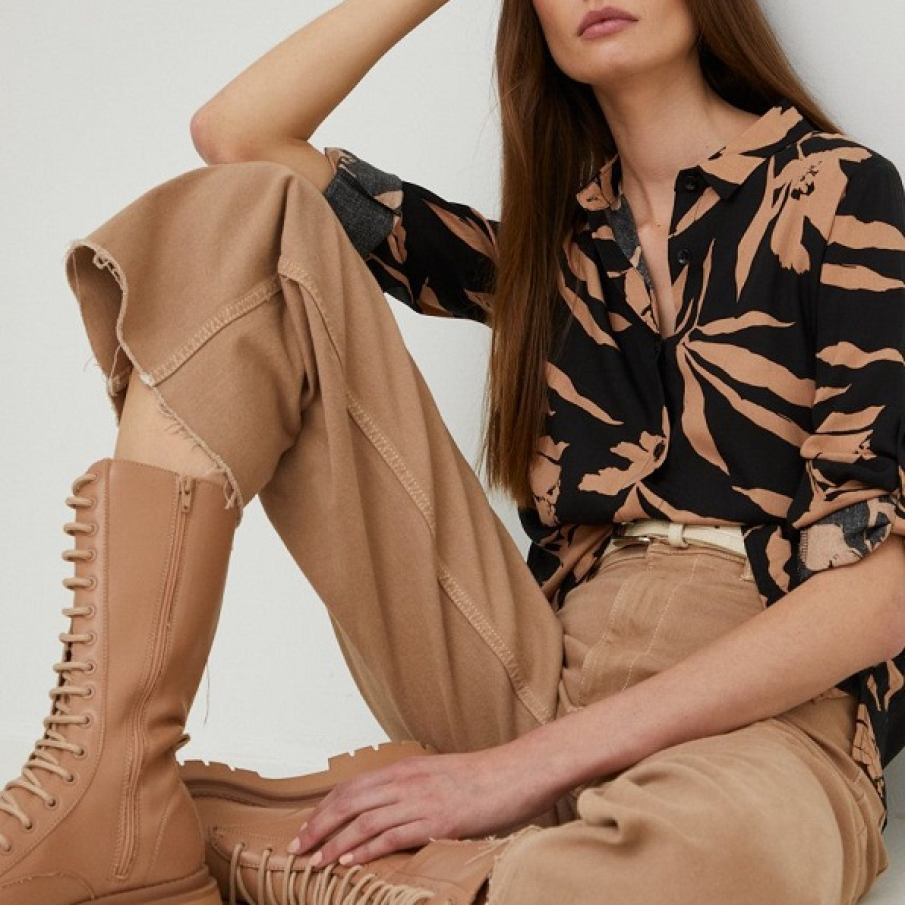 Cămașă neagră din colecția Answear Lab cu un imprimeu vegetal maro ce ne amintește de frumusețea toamnei