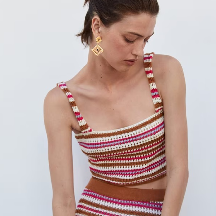 Top crop multicolor croșetat, în dungi orizontale, cu decolteu pătrat, perfect pentru a fi purtat cu o fustă în zilele de vară