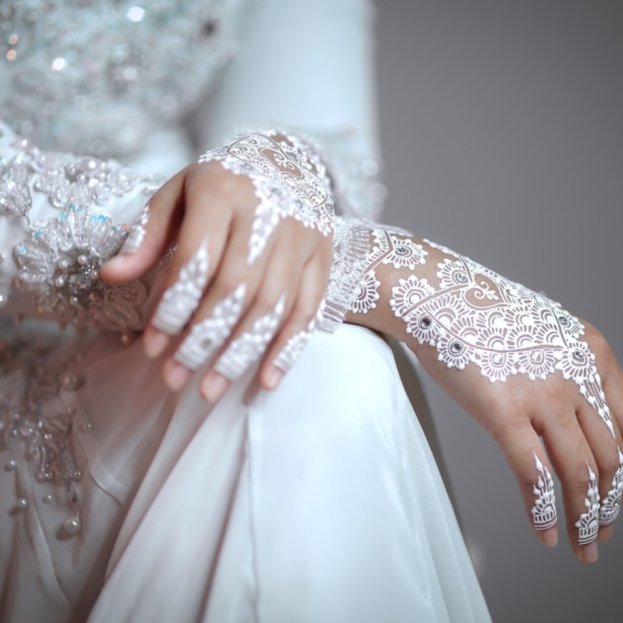 Arta Mehndi pe mainile unei mirese 