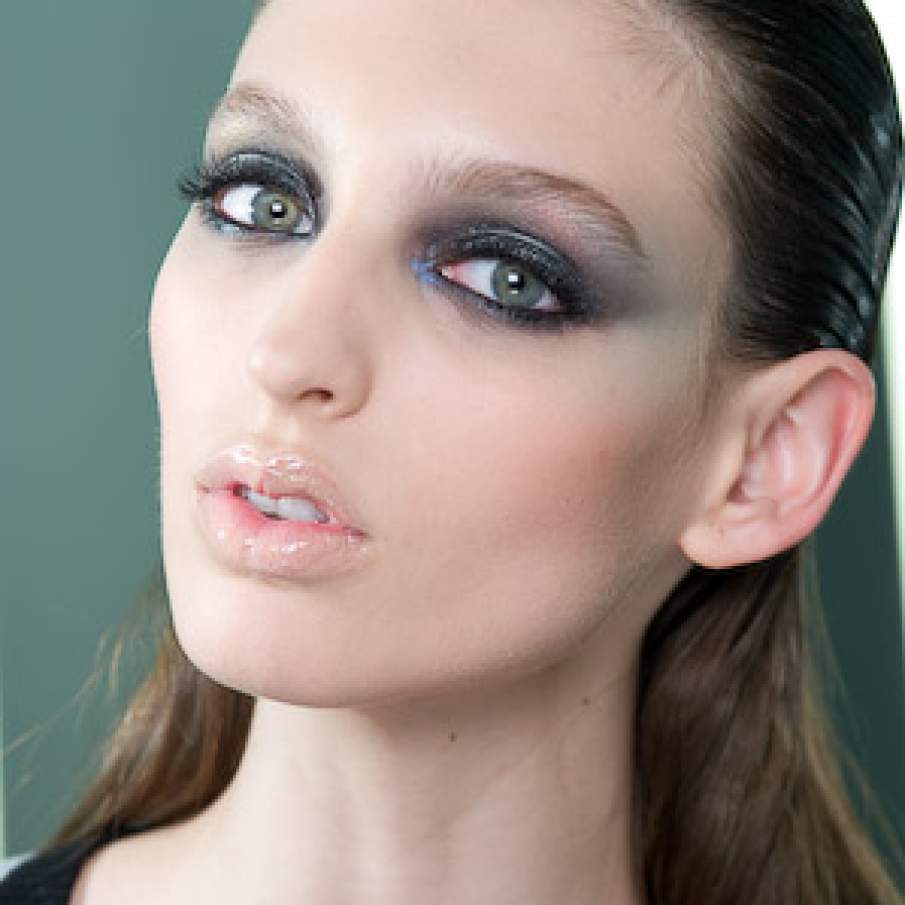 Ochi fumuri si buze perfecte, bej-rozalii