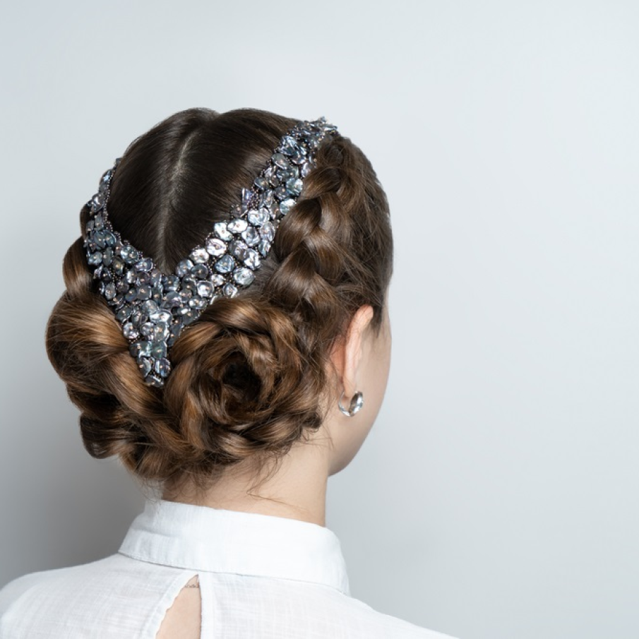 Bijuterie de par opulentă și creativă, în V, perfectă pentru a conferi un farmec aparte împletiturilor pe spate