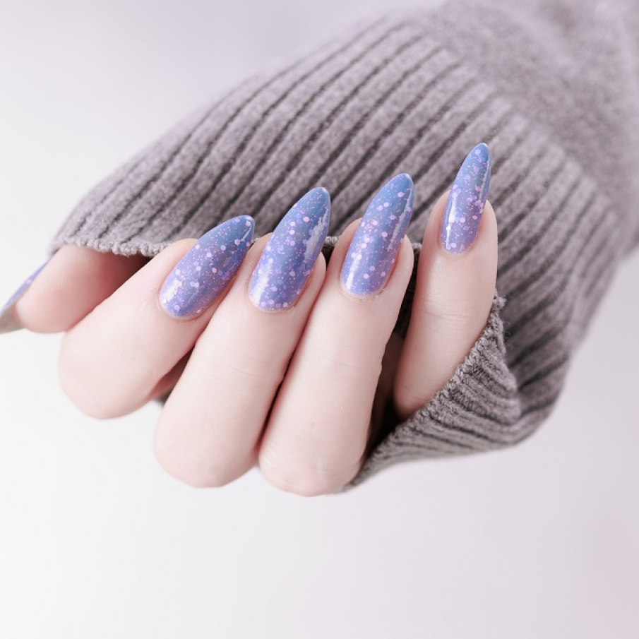 Nail art very peri, cu unghii lungi și ascuțite decorate cu miniparticule strălucitoare 