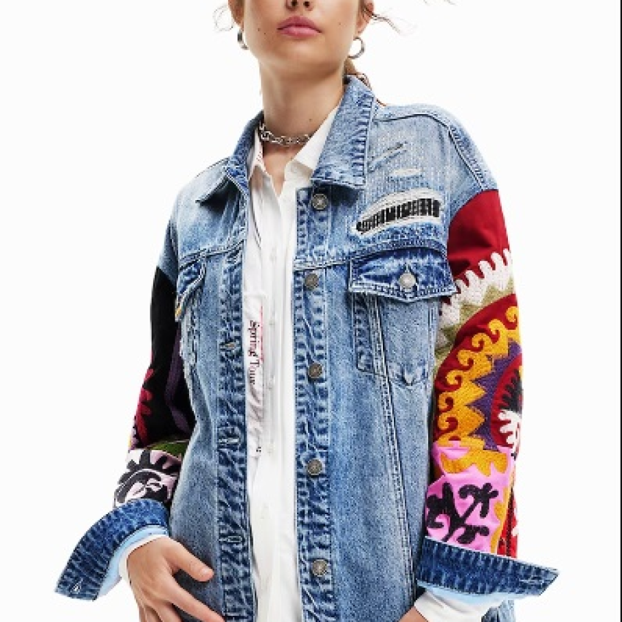 Jachetă de denim de la Desigual cu mâneci contrastante cu imprimeu colorat și abstract 