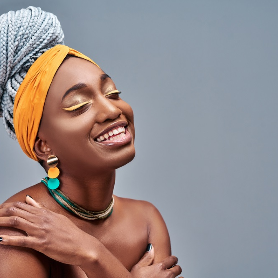 Dungi galbene all-over și bine pronunțate, aplicate cu tușul pe toată lungimea pleoapelor superioare