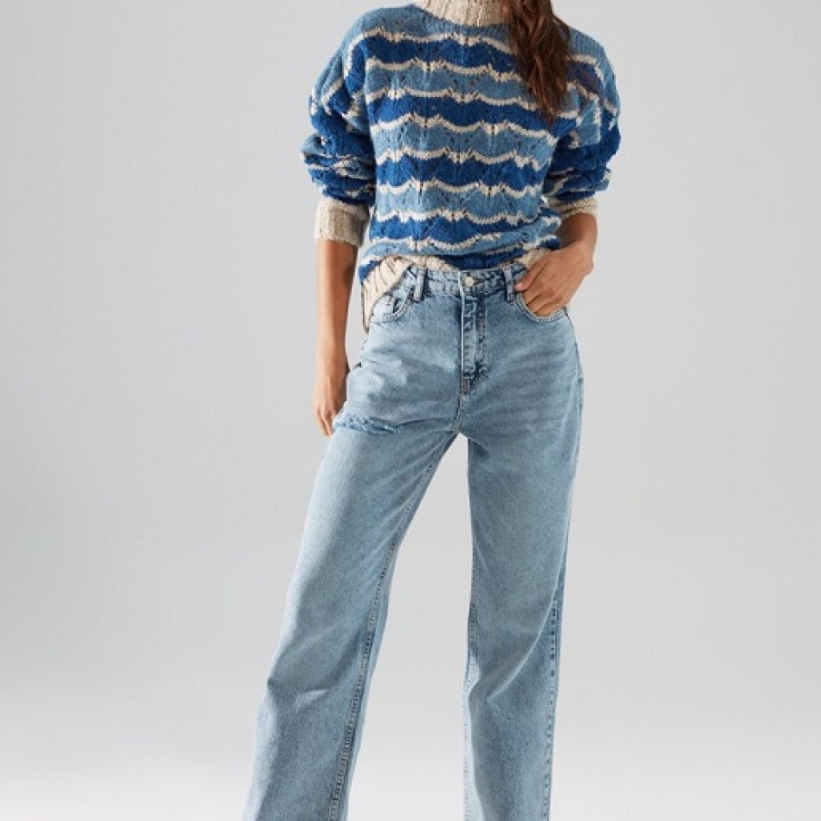 Jeanși albastru deschis, având croială amplă și talie înaltă. Sunt deosebit de comozi și lejeri. 