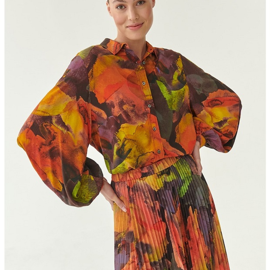 Cămașă din vâscoză cu mâneci bufante și imprimeu abstract, în nuanțe vii, dar specifice culoritului naturii și al frunzelor toamna 