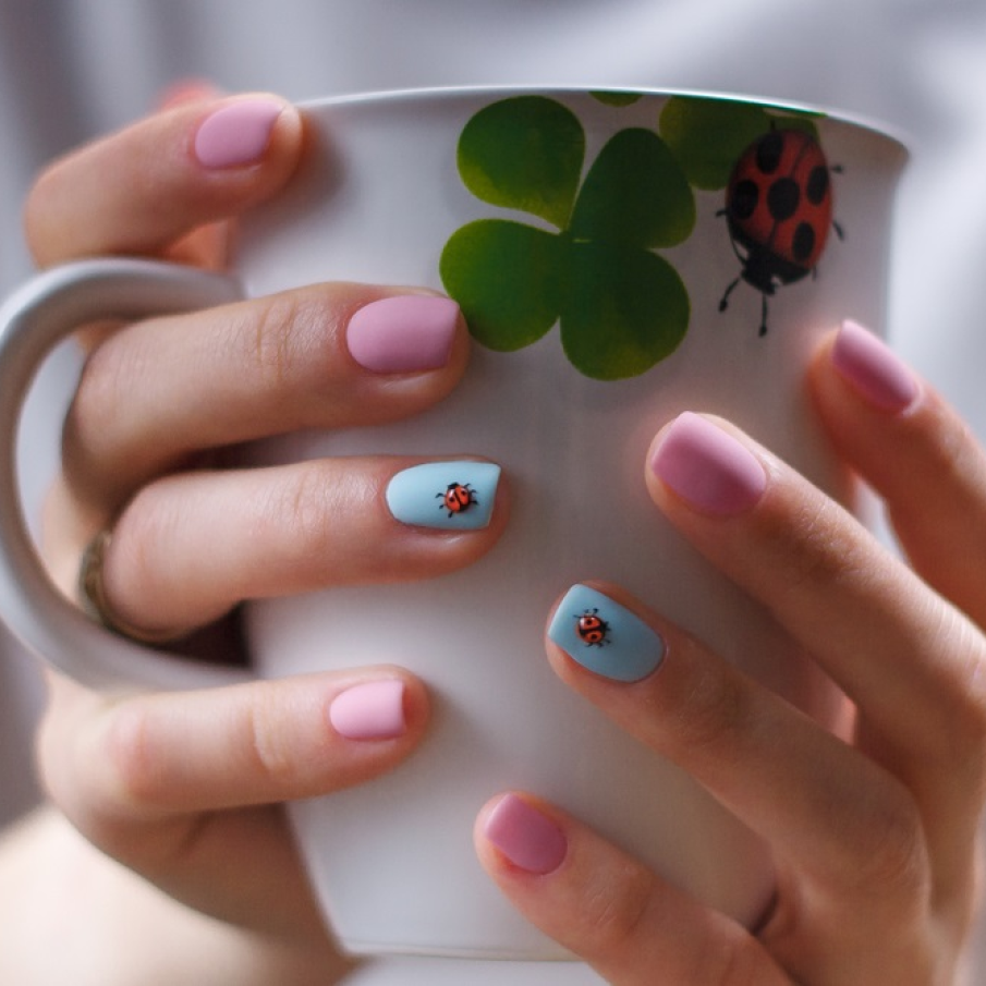 Manichiura tinereasca: gargarita jucausa odihnindu-se pe nuante pastel de unghii