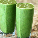 Smoothie de vara pentru cresterea imunitatii cu spirulina si apa de cocos