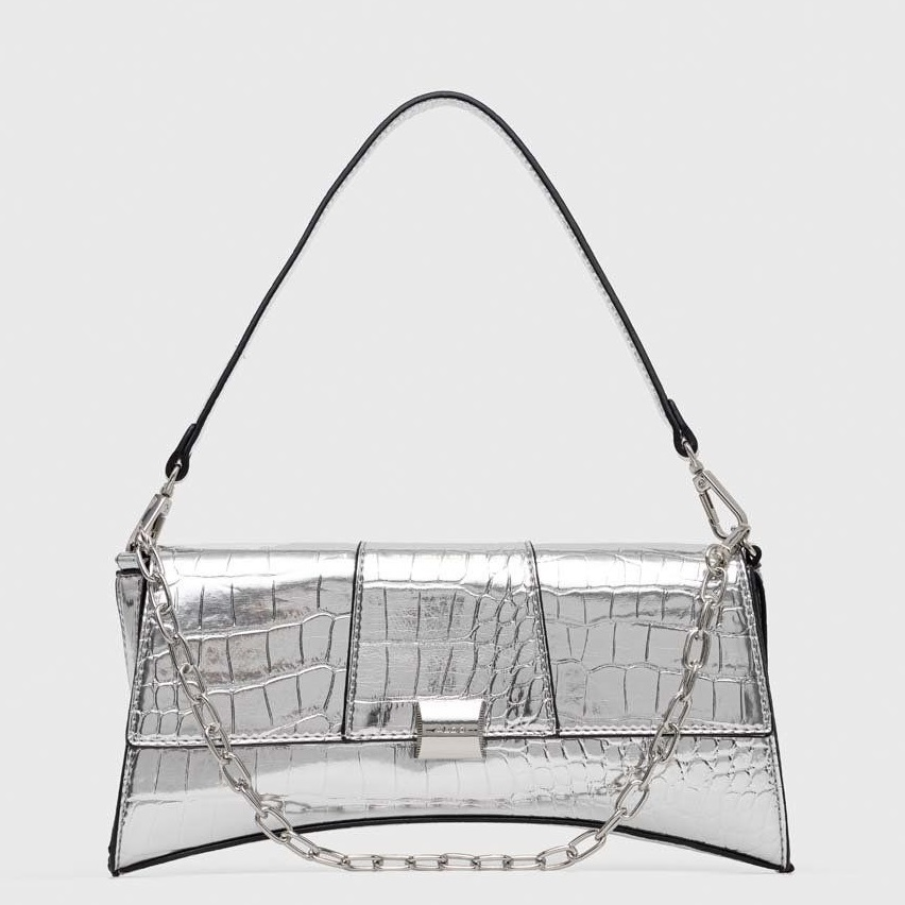 Poșetă tip plic din colecția Aldo cu aspect metalizat, de argint topit. Se închide cu clemă și dispune de lanț decorativ 