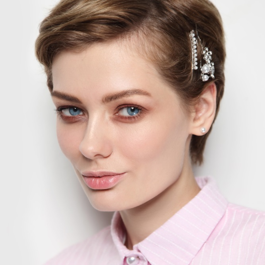 Agrafele pretioase, cu sclipiri cristaline, se preteaza chiar si tunsorilor scurte