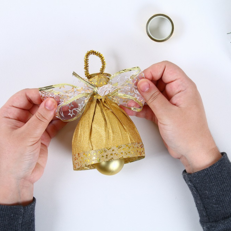 Clopoțelul de Aur confecționat dintr-o sticlă, un globuleț de brad și hârtie decorativă aurie 