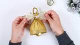Clopoțelul de Aur confecționat dintr-o sticlă, un globuleț de brad și hârtie decorativă aurie 