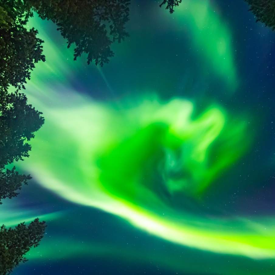 Un cer albastru minunat presarat de verde-galbui magic 