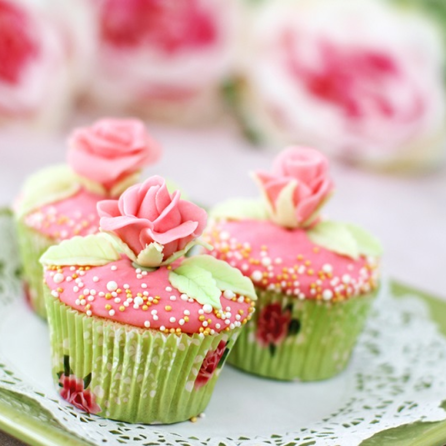 Cupcakes de vanilie cu glazură roz și trandafiri din bomboane fondante 