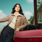 TOMMY HILFIGER ADUCE STILUL PREP PE PISTA DE CURSE ÎN CAMPANIA DE TOAMNĂ 2025, CU JISOO ÎN ROLUL PRINCIPAL