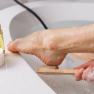 Călcâie uscate și crăpate? Tratamente naturiste care înmoaie pielea, grăbesc repararea și previn fisurile dureroase