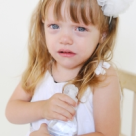 Cum a fost tratata la pediatrie o fetita cu fata plina de cioburi: 'Vezi ca o iei daca nu taci!'